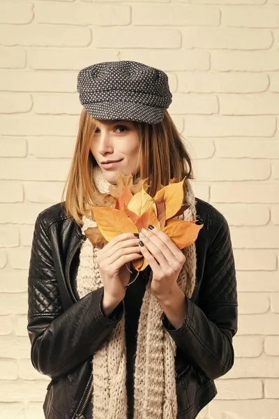 Nő, őszi levelek, a bőr kabát. — Stock Fotó