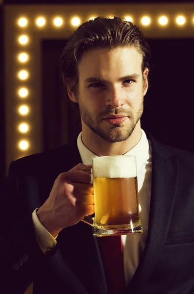 Człowieka lub biznesmen trzymać piwo szkło, spotkania i relaks — Zdjęcie stockowe