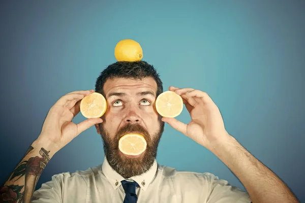Man med långt skägg äta citron. — Stockfoto