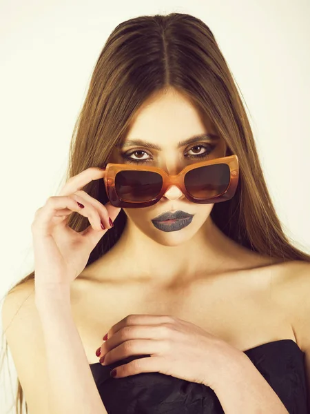 Dziewczyna lub moda model piękny portret, noszenie stylowych okularów przeciwsłonecznych — Zdjęcie stockowe