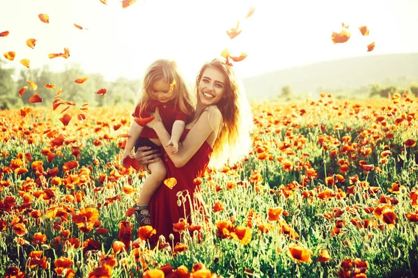 Amore e famiglia, madre e bambino felici nel campo del papavero — Foto Stock