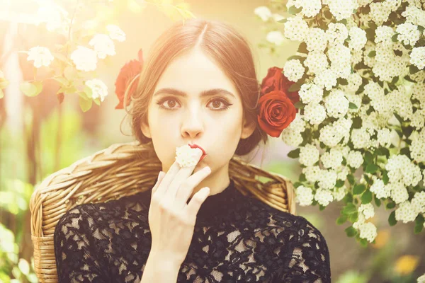 Lány a fehér virág a kézben — Stock Fotó