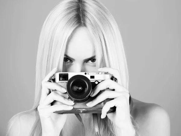 Hezká dívka fotograf fotografování s retro fotoaparát — Stock fotografie