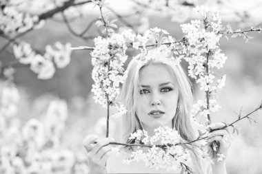 güzel genç kız ile kiraz bahçesinde bahar çiçek