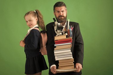 Çocuk ve öğretmen kazık kitap ve Kırtasiye tutun