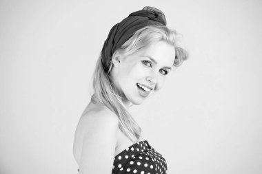 Uzun, mutlu, güzel kızla sarı saçları ve hairband gülümseyen