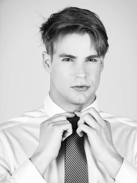 Damat beyaz gömleği giyince çizgili bir kravat bağlama — Stok fotoğraf