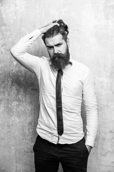 Homem grave ou hipster com barba longa no rosto sério — Fotografia de Stock