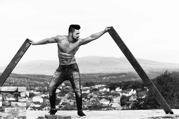 風景の背景に筋肉の胴体を持つ筋肉男 — ストック写真