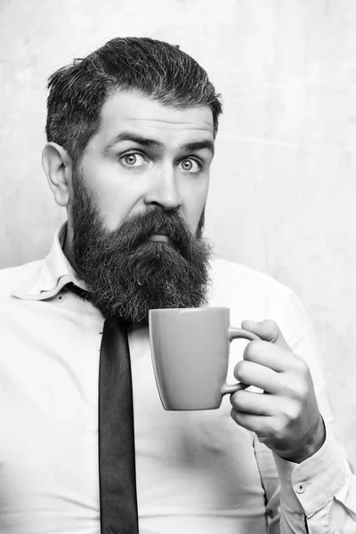 Homem com rosto surpreso beber chá de xícara de café — Fotografia de Stock
