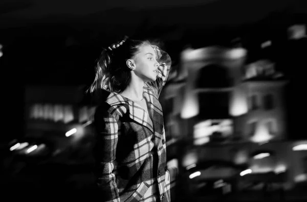 Νύχτα πόλη με κορίτσι, ξανθό νεαρό μοντέλο σε μαύρο παλτό — Φωτογραφία Αρχείου