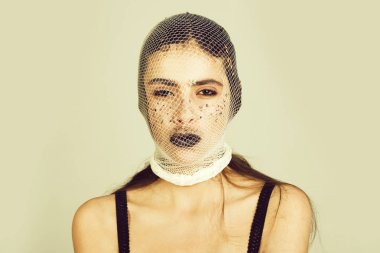 hırsız olarak kafasına fishnet çorap giyen kadın