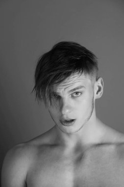 Adam yakışıklı yüzü ve sarı saçlı