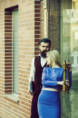 Cam kapı tutan şişe kucaklama kız sevgilisiyle