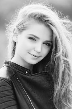 Moda model arka plan bulanık üzerinde.