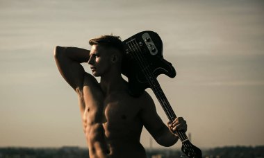 Kas gövde ile bir dakika dostum elektro gitar üzerinde mavi gökyüzü