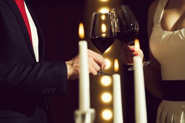 kodes bardak kırmızı şarap ile toplantı çifte