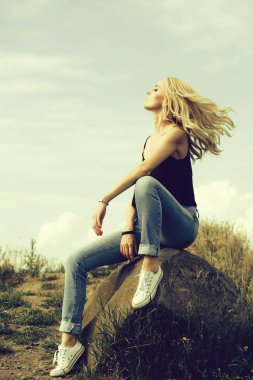 taş ve mavi gökyüzü güzel kadın