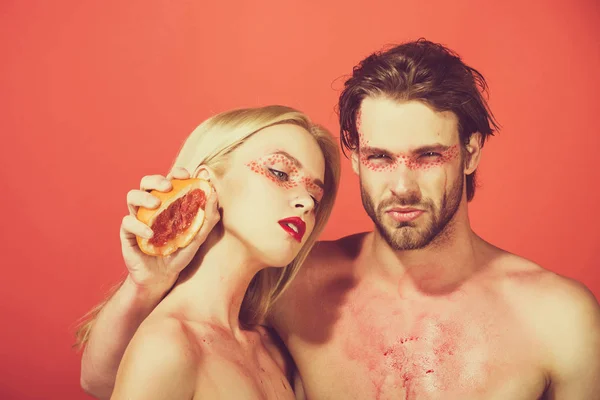 女人和男人与创意时尚化妆的脸上对年轻夫妇举行西柚果红色背景 美丽和时尚 医疗保健和维生素 素食和节食 — 图库照片