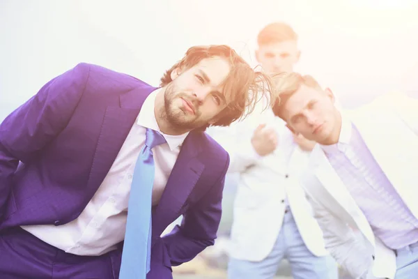 Business-Mode, junge Leute im weiß-blauen Outfit, Marketing — Stockfoto