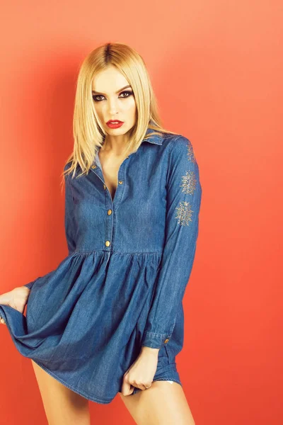 Süße sexy Mädchen in Blue Jeans Sommerkleid — Stockfoto