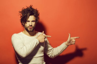 yakışıklı adam sakal ve şık saç, sabah ve moda