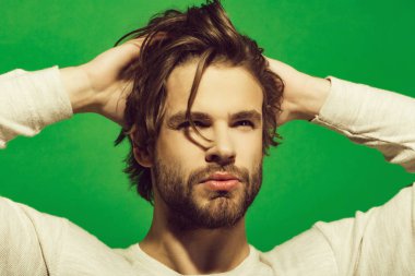 yakışıklı adam sakal ve şık saç, sabah ve moda