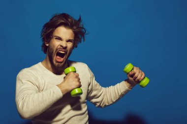 adam sabah egzersiz, barbell ile bağırarak saç uncombed