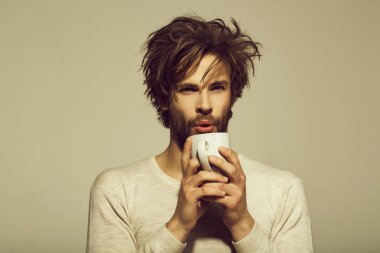 adam sabah ferahlık fincan çay, kahve ile