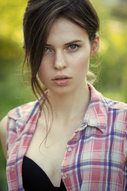 Doğal zemin üzerine poz kız.