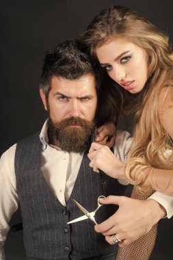 Sakallı adam ve uzun kıvırcık saçlı seksi kadın.