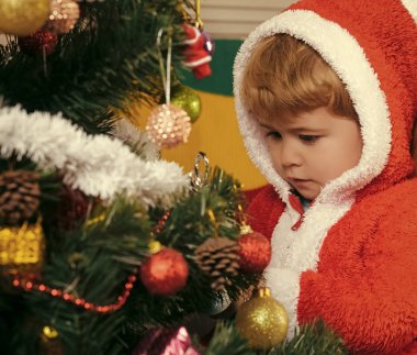 Noel hediye ile mutlu çocuk.