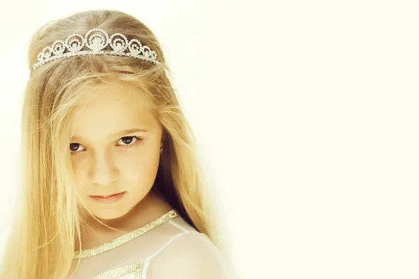 Klein meisje in princess crown — Stockfoto