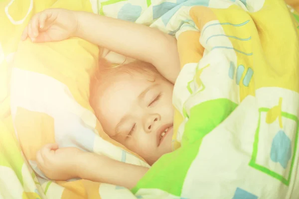Детский сон в постели . — стоковое фото