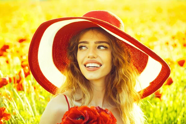 Fille souriante dans le champ de graines de pavot en chapeau rétro — Photo