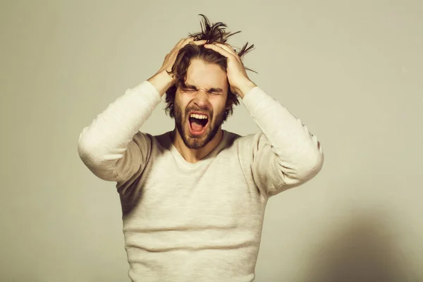 Hombre gritando o bostezando con el pelo largo sin peinar, mañana, dolor de cabeza —  Fotos de Stock