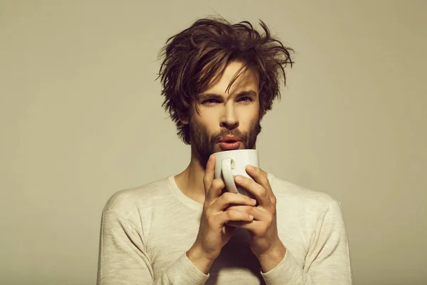 Refresco matinal do homem com xícara de chá, café — Fotografia de Stock