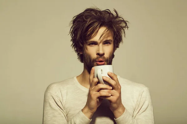 Rinfresco mattutino dell'uomo con tazza di tè, caffè — Foto Stock