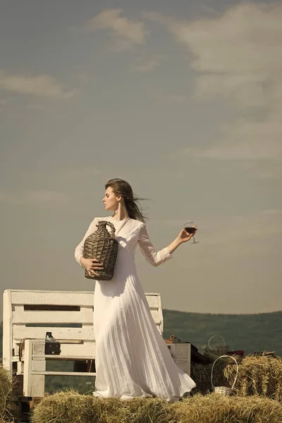 Девушка в белом платье позирует на голубом небе — стоковое фото