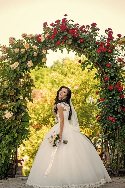 Bride with long brunette hair with flower. — Stock Photo, Image