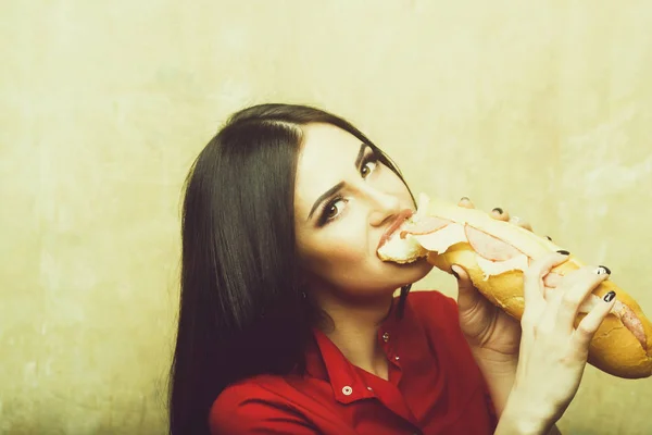 Sexy bonita morena mujer come sándwich grande o hamburguesa — Foto de Stock