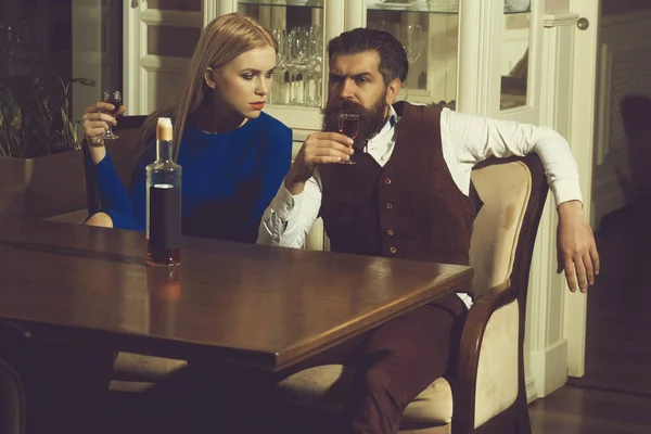 Homem e menina compartilhando garrafa de vinho tinto no restaurante — Fotografia de Stock