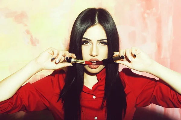 Sexy bonita mujer morena con lápiz labial rojo de moda —  Fotos de Stock