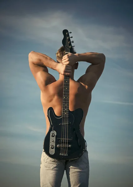 Deportista con espalda muscular guitarra eléctrica — Foto de Stock