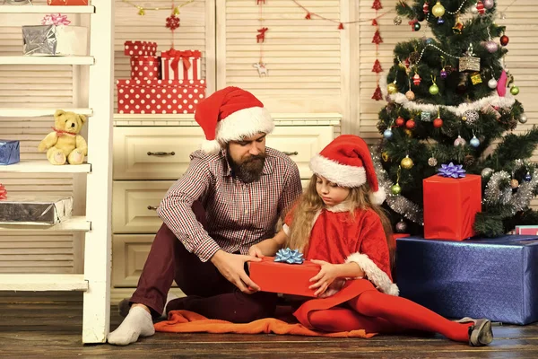 Gelukkig gezin vieren nieuwjaar en kerst. — Stockfoto