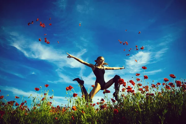 Drogue et amour intoxication, fille saut dans le champ de pavot — Photo