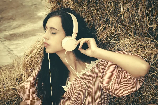 Chica escuchando música con los ojos cerrados —  Fotos de Stock