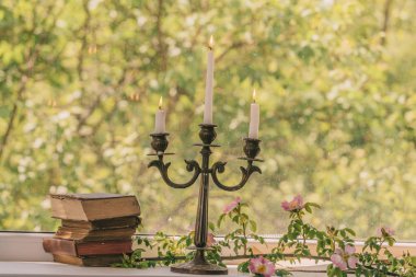 mum alevi kavramı. Mum alevi. Alev ateş etmek pencere pervazına Tarih ile mum yanmak. Işık mum alevi