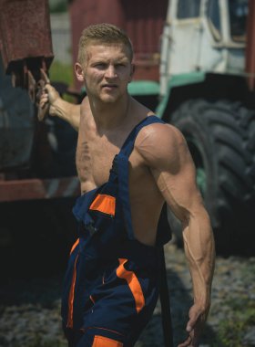 Güç kavramı. Gücü ile çalışan çekme demir vinç. Adam göster kas gücü çalışma üniforma. Güç ve güç. Hiç bu kadar güçlü