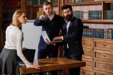 Internet sörf kavramı. Üniversite öğrencileri internet sörf dizüstü bilgisayarda gerçekleştirin. Grup öğrenci araştırma için sörf Internet kullanın. İçiniz rahat olsun zevk ve ne zaman dalga köpüğü enterne güvenli kalmak